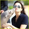 demi-lovato-sea-lion-kiss.jpg