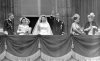 81947年11月20日，伊麗莎白二世與菲利普王子結婚，接受公眾祝福.jpg
