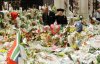 26.1997年5月，民眾將悼念戴安娜的物品堆放在白金漢宮門外.jpg